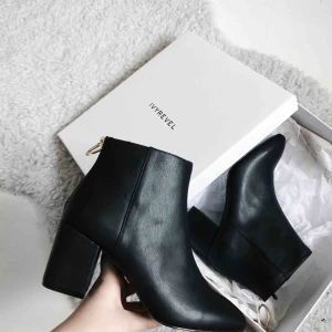  - Snygga klackar från Ivyrevel. Använda 2 gånger. Har tyvärr inte skolådan kvar. 