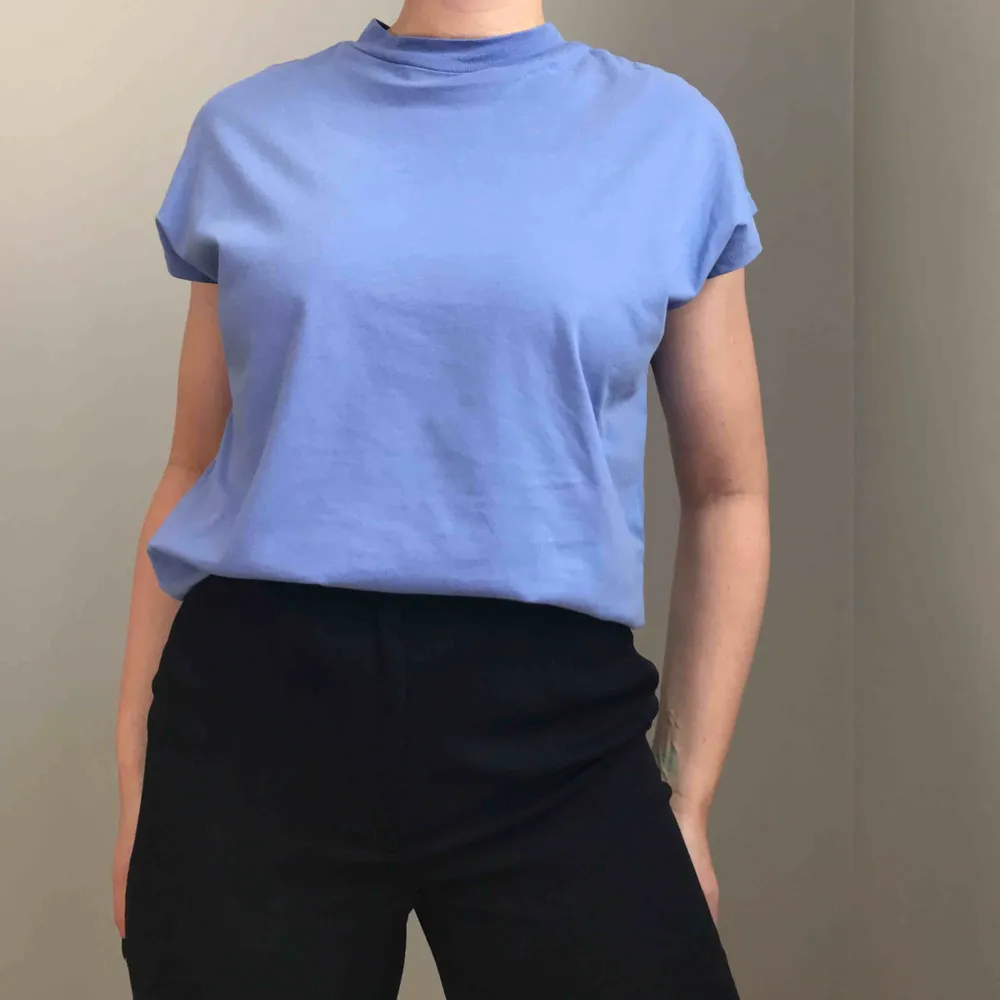 Frakt ingår! • så fin himmelsblå T-shirt I 100% bomull med hög krage och korta ärmar i storlek XS från Weekday • jättefint skick, som ny! . T-shirts.