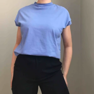  - Frakt ingår! • så fin himmelsblå T-shirt I 100% bomull med hög krage och korta ärmar i storlek XS från Weekday • jättefint skick, som ny! 