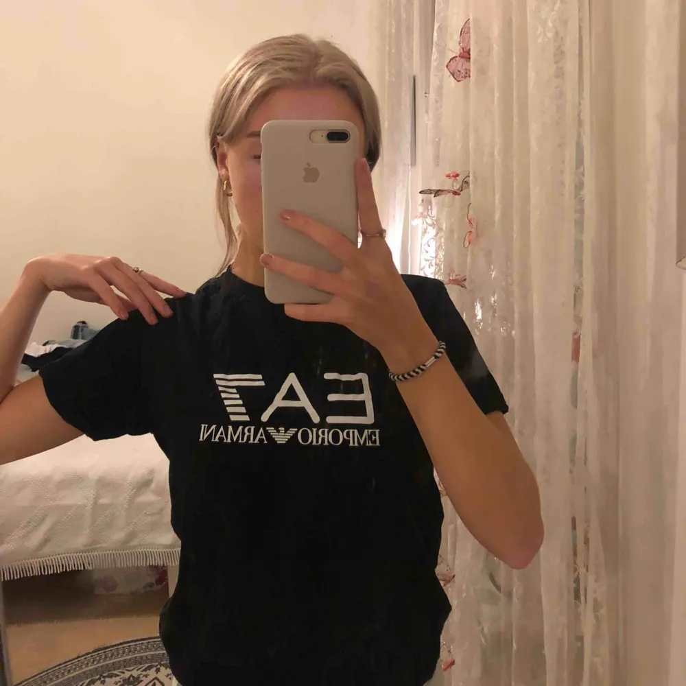 Svart EA7 Emporio Armani T-shirt, ok-skick. Skjortor.