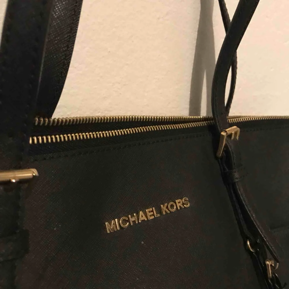 Michael Kors väska köpt i New York år 2014. Bra skick och har använt den för lite så nu är det dags för någon annan att använda den. ;D. Väskor.