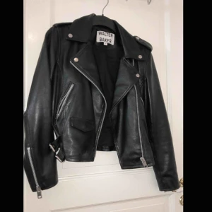  - URSPRUNGLIGEN 6900kr!!!! Kan skicka fler bilder! Mäktig originell jacka, fick ingen användning av den då skinnjackor egentligen inte är min stil.. Märket är walter baker!! Passformen är klockren och kommer utan svårigheter passa alla med stl S