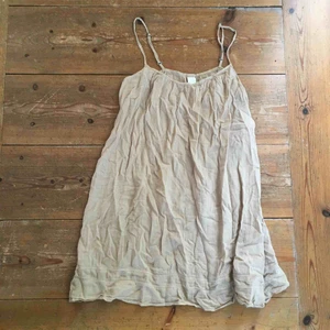  - Mjuk beige klänning i jättefint skick. Spets nedtill. 