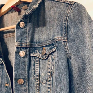  - Jeansjacka storlek S! Fint skick :)
