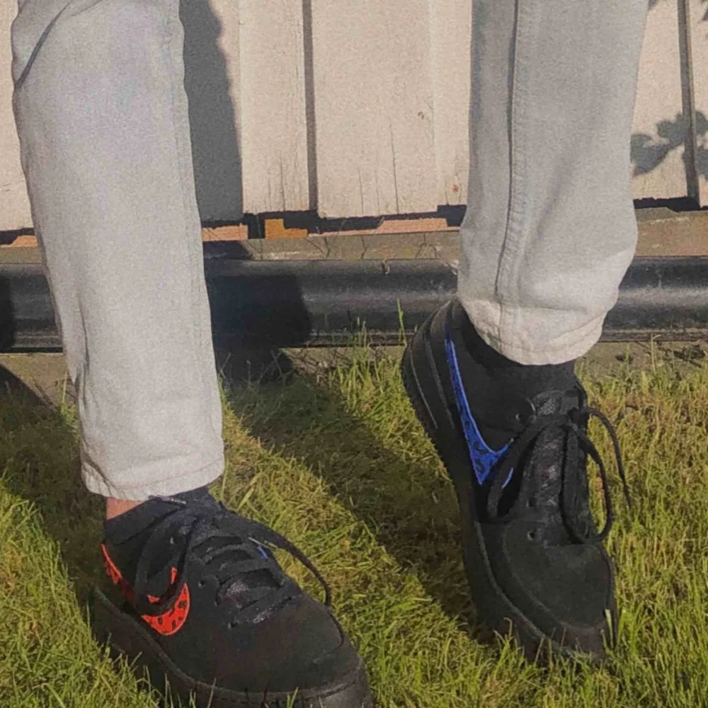 Ascoola skor från Nike, modell air force 1 Sage low med blått och rött leopard mönster på loggan! Säljer pga de ej kommer till användning tyvärr, därmed väldigt bra skick. Inköpta i våras och använda max tre gånger, nypris 1200. Köparen står för frakt🥰. Skor.