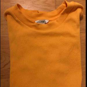 En gul t-shirt från Monki inköpt 2018 men har inte använts så mycket.      Tar bara Swish/ Fraktar bara 