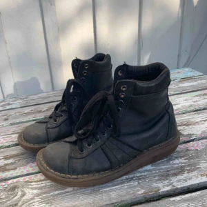  - Balla doc martens. Snyggaste och mest unika modellen! Svart läder.  