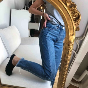  - Raka jeans med sliten effekt + två olika jeans tyg. 