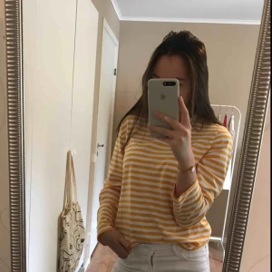  - En mjuk randig tröja från Monki i nyskick, sparsamt använd, inga fläckar eller andra tecken på användning. Inköpt för 120 & Strl är S :)