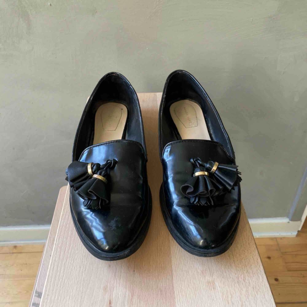 Loafers / slip-ons från Zara med detalj fram. I normalt begagnat skick. Frakt betalas av köparen 📦 tar swish 💕. Skor.