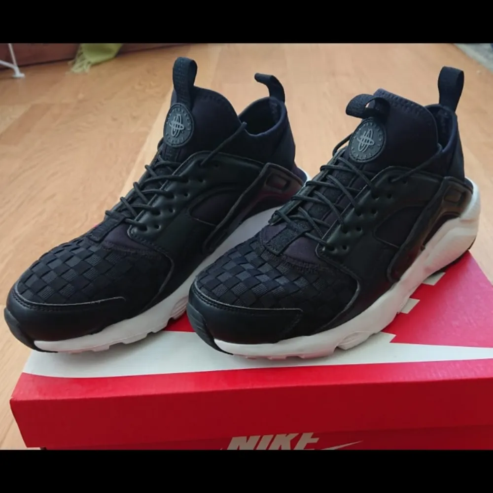 Nike Air Huarache Run Ultra SE (svart/vit)  Mycket bra skick!  Köpte dem för 1200kr och säljer nu för 800kr! Har används två eller tre gånger och säljes på grund av fel storlek...   *bilderna är skorna i nuvarande skick*. Skor.