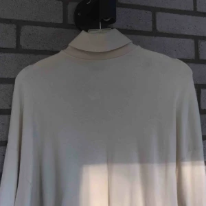  - Vit varm polotröja<3 frakt tillkommer!! Står ingen storlek men jag gissar på M/L