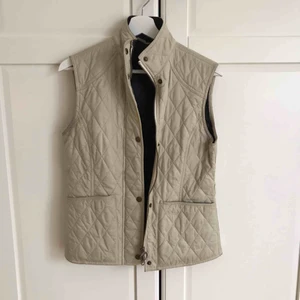  - Beigh väst från Barbour Använd fåtal gånger.