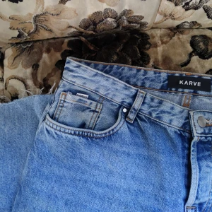  - Ett par vanliga jeans, sköna i mom-jeans utförande. Kort och gott får jag inte på mig dom längre så kan inte visa hur dom sitter mer än på bild nr 2.  Frakt står du för själv.  Psst , vill du ha dom svarta jag också säljer så får du båda byxorna för 75🤙🏼🤙🏼