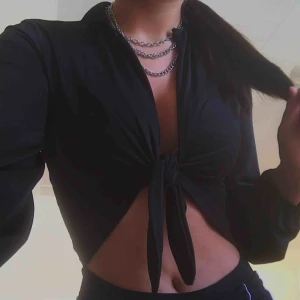  - Svart body från Nelly i strl S i stretchigt tyg. Använd kanske 2 gånger och är som ny. Frakt ingår i priset🥰