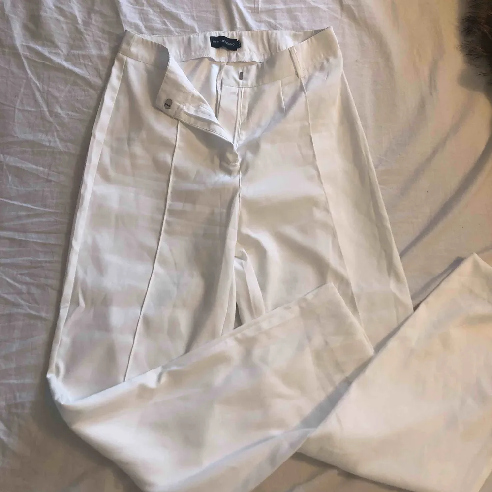 Hej, jag säljer mina vita kostym byxor ifrån Prettylittlething  aldrig använda, endast provade, super fina högmidjade kan skicka fler bilder. Byxorna är skrynkliga då dom legat i garderoben helt oanvända det bara att köra med stykhjärn så att. Jeans & Byxor.