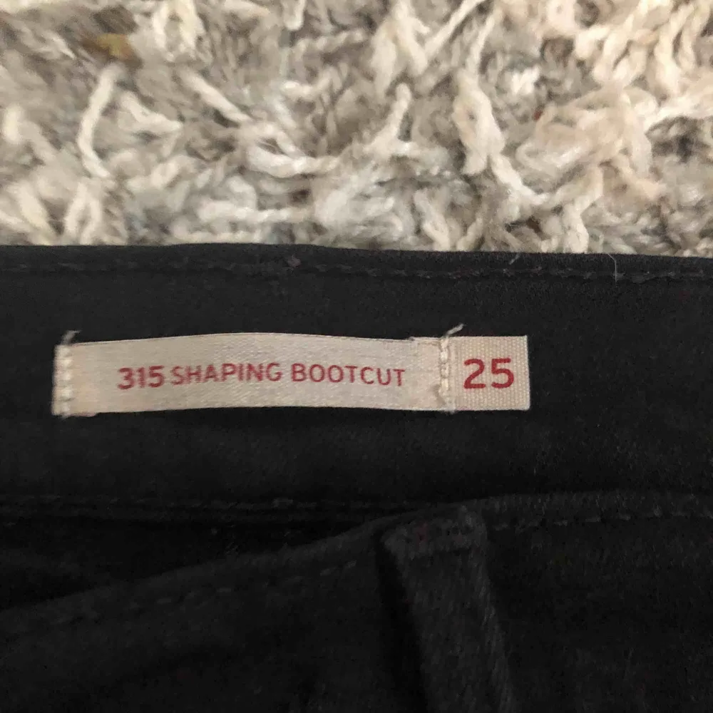 Svarta bootcut jeans från Levi’s  Strl: W25  Aldrig använda, har endast provat dom på  Köpta för ca 400-500kr  Betalning sker via swish Kan möts i nacka eller i slussen, om köparen vill ha jeansen skickade till sig betalar köparen för frakten:) . Jeans & Byxor.