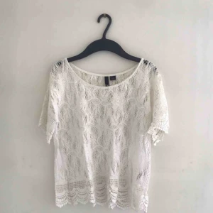  - Virkad topp. Lite kortare i modellen så passar fint med en hög kjol/byxor. 