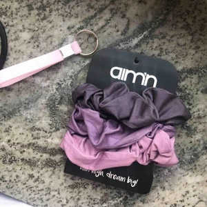  - Frakt tillkommer. Aldrig använt. Scrunchies från aimn och en nyckelring 