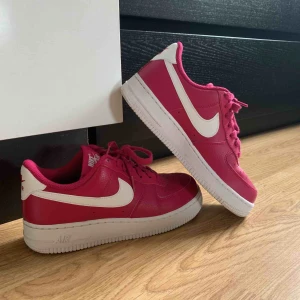  - Rosa air force använda max 5 gånger, jätte fint skick!