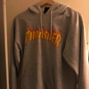  - Äkta thrasher hoodie. Kan säljas för billigare vid snabb affär. 