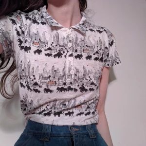  - Najs mönstrad tröja med knäppning. 