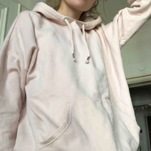  - Ljusrosa hoodie från Monki. I fint skick. Kan mötas upp i Gbg, annars tillkommer frakt✨