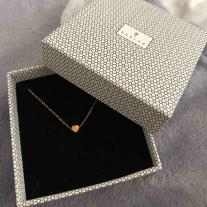  - Heart necklace mini från Edblad,roséguldplätering på rostfritt stål Köparen står för frakten (kan även mötas upp i Halmstad eller Göteborg)