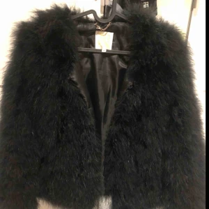  - Superfin pälsjacka! Köpt från hemsidan pellobello för 1099kr!! Väldigt sparsamt använd och säljer på grund av lite liten i storlek, jag är 169 cm lång :) köparen står för frakt!!