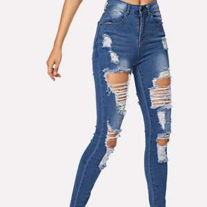 Kattigaste jeansen va säljer de för 40kr slitna jeans storlek s men om man har xs så går det oxå bra 