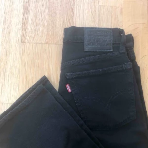  - Säljer dessa snygga Levis byxor i modellen wedgie straight, använda runt 2-3 gånger bara, som nya.  Nypris, 1000