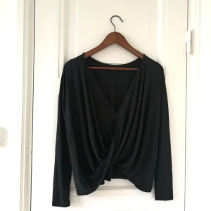  - Svart långärmad tröja med låg rygg. Supersnygg med mom-jeans 🌼