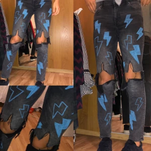  - Jeans i w30. Är ca 175cm och det är perfekt längd för mig!   (!!Frakt är gratis på dessa!!