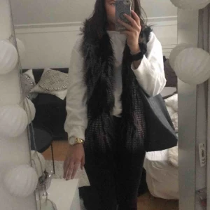  - En svart/grå mönstrad päls från h&m. Mycket bra skick, använd få gånger. Storlek 36.  Kontakt: 0732500530  Köparen står för frakten!