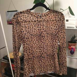 Långärmad mesh tröja med leopard print. Inte använd. Fin att ha under ett linne eller t-shirt. Priset är inkluderat frakt.