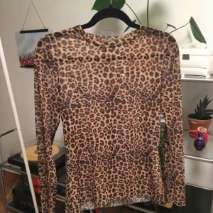  - Långärmad mesh tröja med leopard print. Inte använd. Fin att ha under ett linne eller t-shirt. Priset är inkluderat frakt.