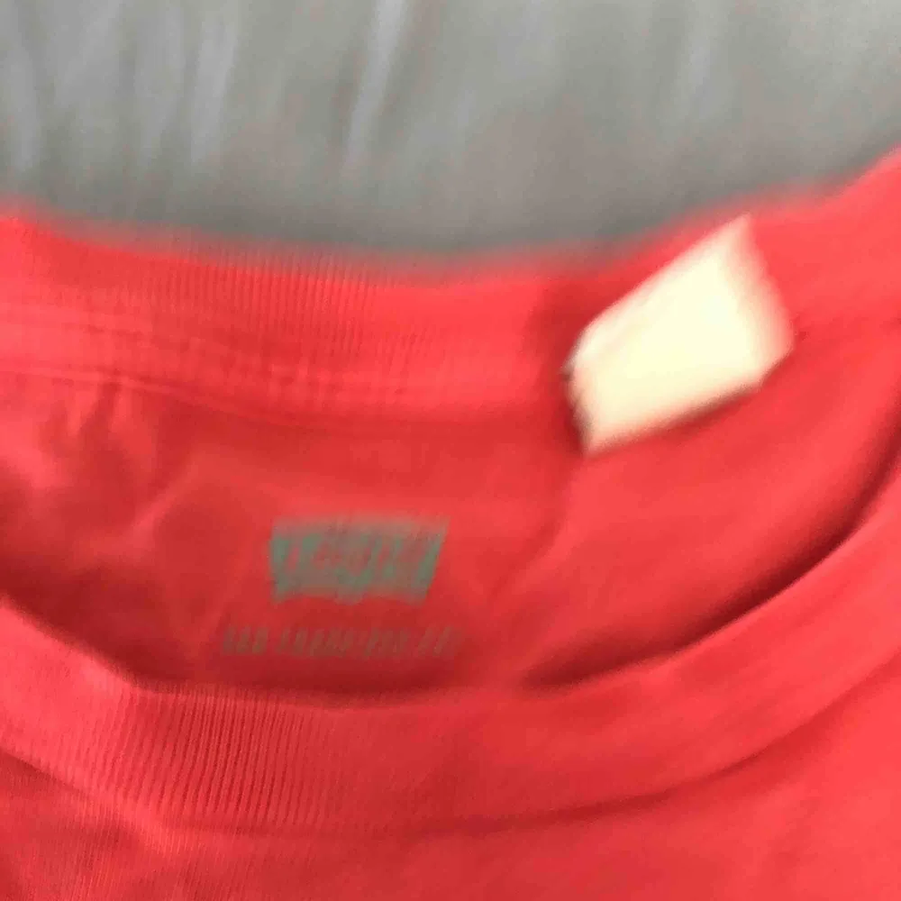 Röd Levis t-shirt, säljer för 70kr inklusive frakt. . T-shirts.
