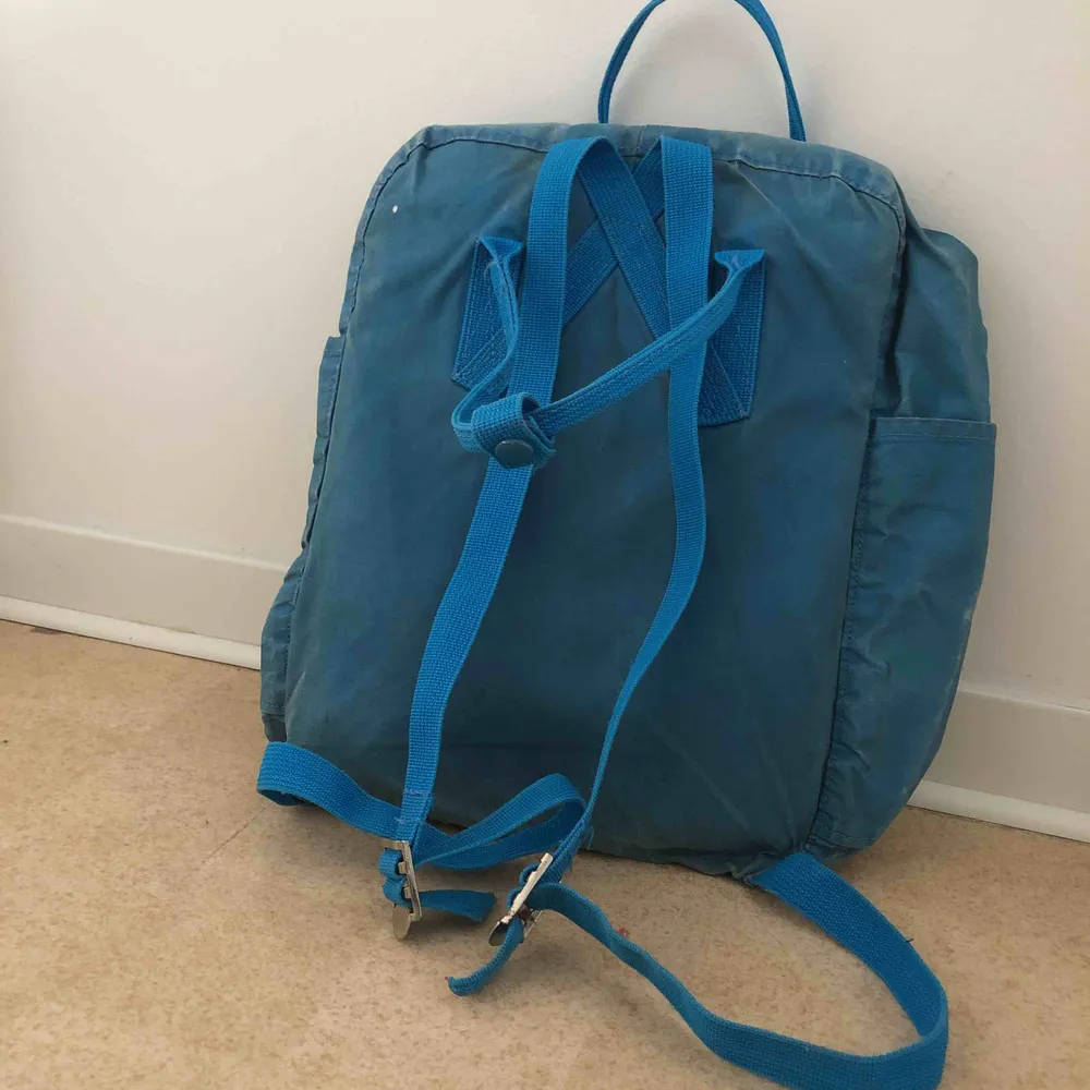 Ljusblå kånken ryggsäck köpt på 70-talet. Väskor.