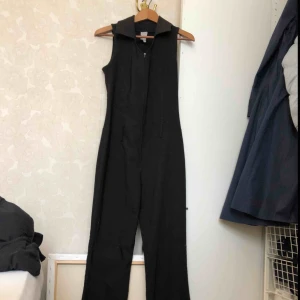  - En svart jumpsuit som sitter jätte fint, säljer pga den är lite kort för mig, väldigt lite men ändå, jag är 172cm.   