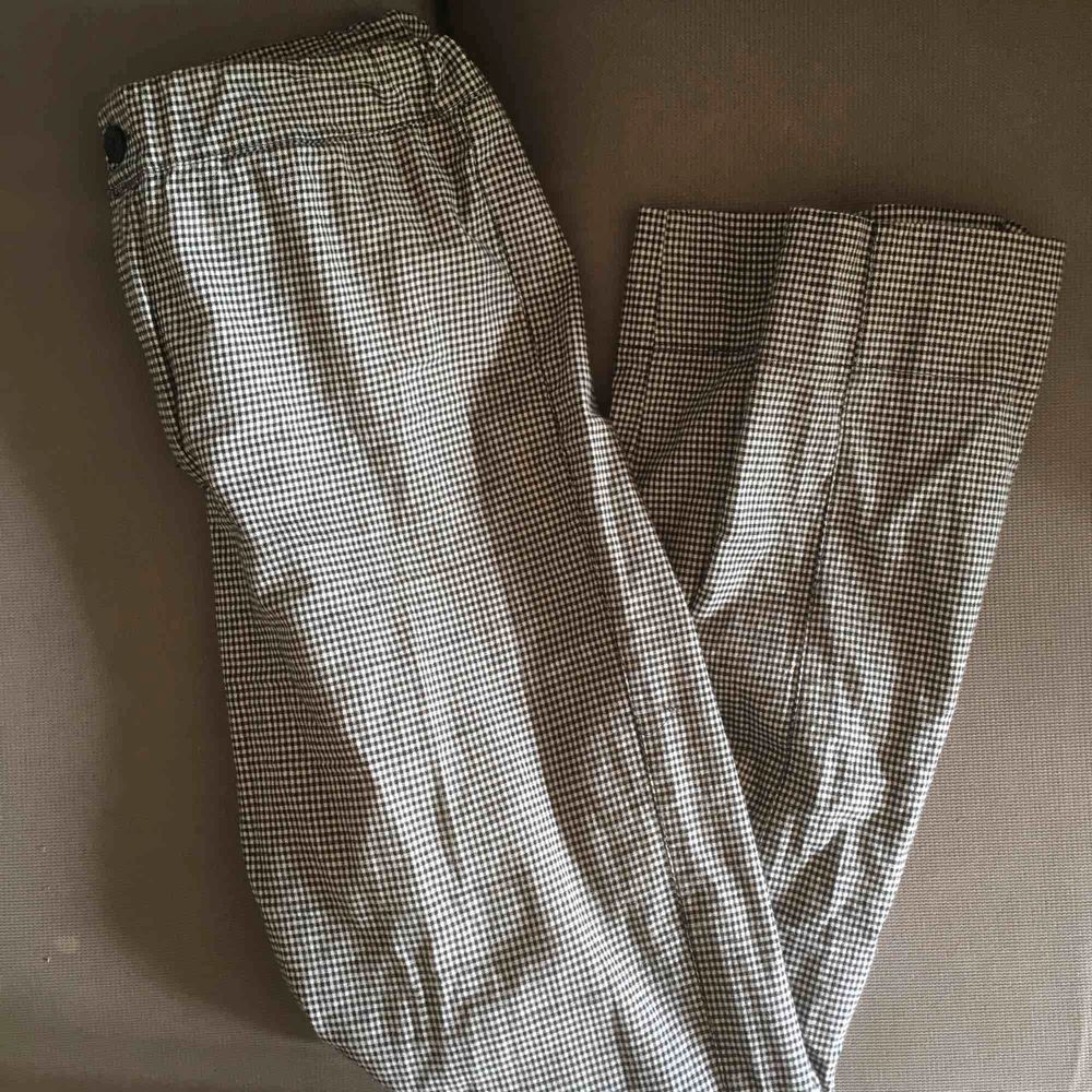 Svartvit rutiga kostym-ish byxor från brandy Melville, väldigt bekväma och fint skick🌟. Jeans & Byxor.
