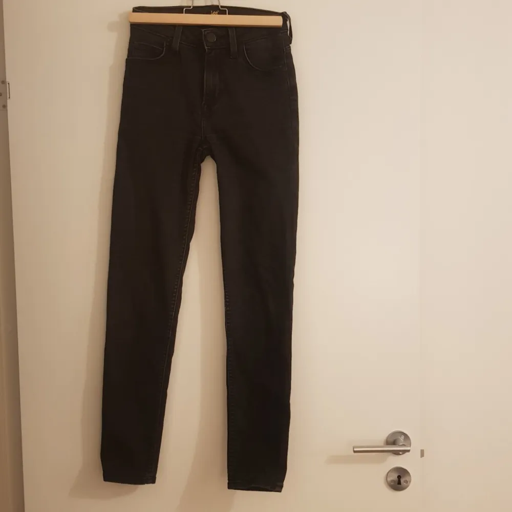 Tajta jeans, svarta/mörkgrå, hög midja, delvis stretch. Från Lee.. Jeans & Byxor.