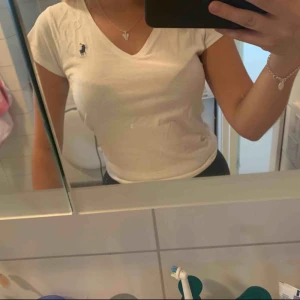  - Ralph lauren T-shirt i nyskick strl S Framåt tillkommer! 
