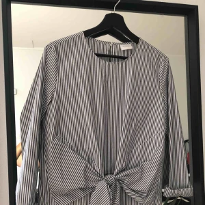  - Långärmad blus med knytning på framsidan Använd tre gånger