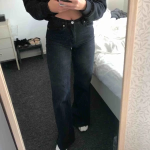 - Suuupersnygga jeans från NAKD!  Jag är 162 cm lång och dom är liiite för långa för mig. Frakt tillkommer!  Endast använda 1 gång! Först till kvarn gäller
