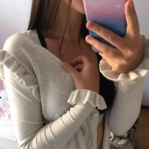  - Supersöt ljusgrå kofta med girlanger på axlarna och vid handlederna