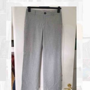  - Skitsnygga raka kostymbyxor från Banana Republic i grått italienskt tyg. Passformen är åt det kortare håller för mig som är 180. Bra kvalitet och skick. Frakt ingår!