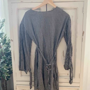  - Klänning från NAKD i kollektion i samarbete med Andrea Hedenstet