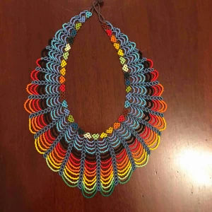  - Underbar handgjord konstverk . Halsband.  Súper snygg arbete.  Aldrig använd! 