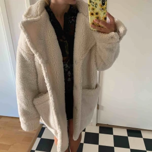  - En fin Teddy fleece jacka från Monki, oversized och super mysig nu under hösten!:) nypris i butik 700kr, knappt använd! frakt tillkommer på 100kr