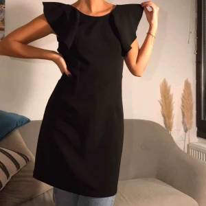  - Sjukt snygg klänning från Vila! Har dragkedja i ryggen. Sparsamt använd. Frakt tillkommer. 